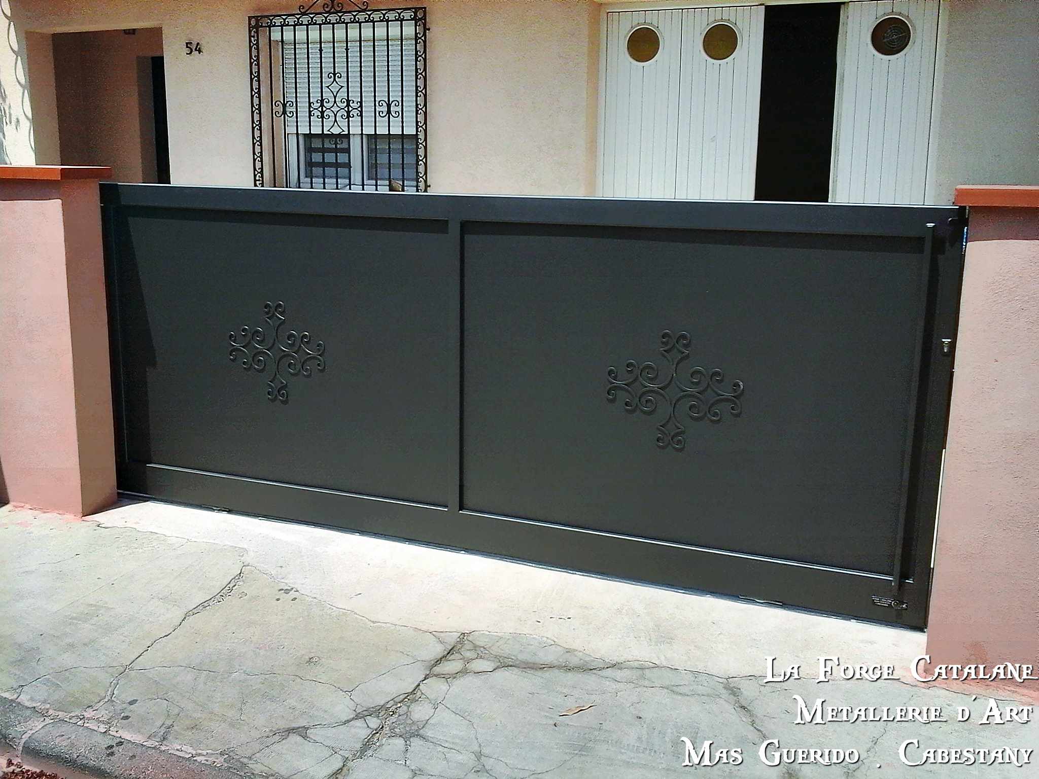 portail portillon decoupe laser s entrecroisant finition thermolaquage forge catalane 6.jpg